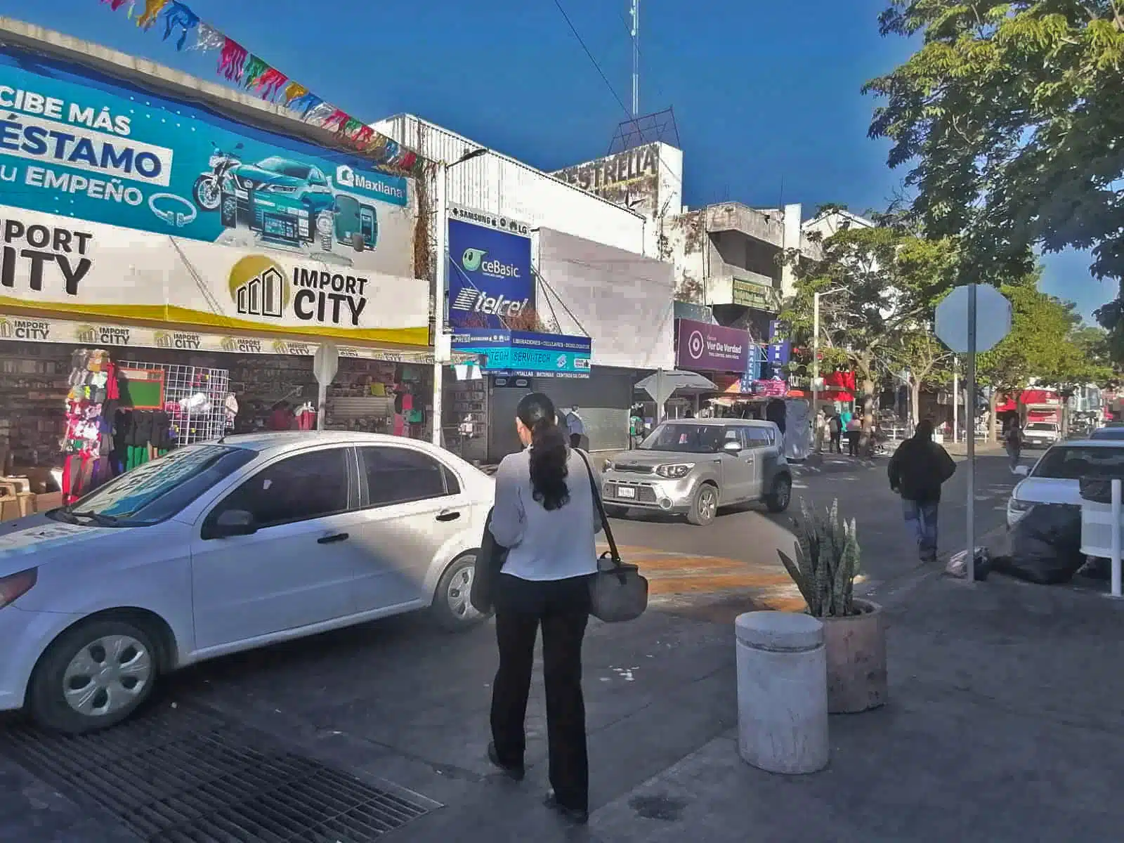 Mujer peatón cruza calle en el sector Centro de la ciudad de Culiacán