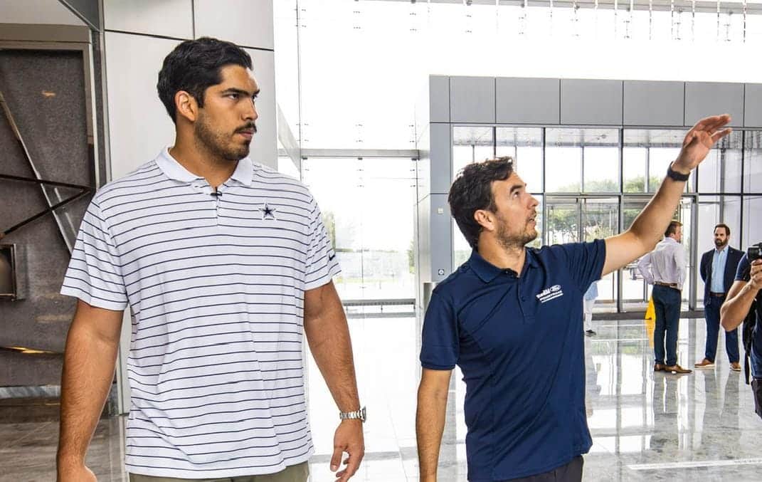 Sergio “Checo” Pérez visitó las instalaciones de los Vaqueros de Dallas donde se reunió con el jugador mexicano de futbol americano, Isaac Alarcón.