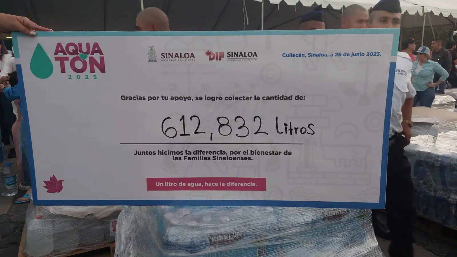Cheque demostrativo del Aquatón 2023 que marca la cifra de litros de agua obtenidos mediante donativo en Sinaloa