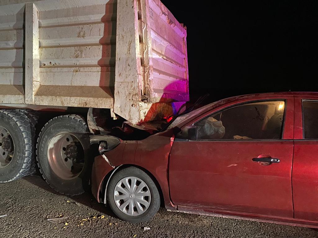 El Nissan Versa se impactó contra la parte posterior del camión