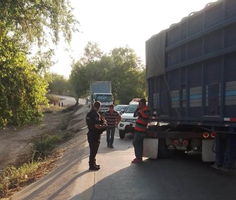 Tras el choque ambas unidades quedaron en medio del camino obstruyendo ambos sentidos