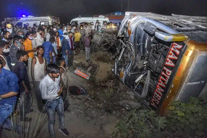 Choque de autobuses en la India deja 10 víctimas mortales