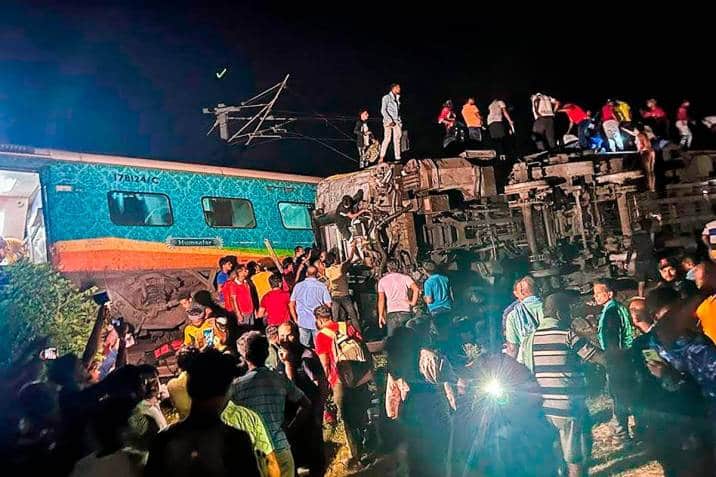 Choque de trenes en India deja saldo devastador