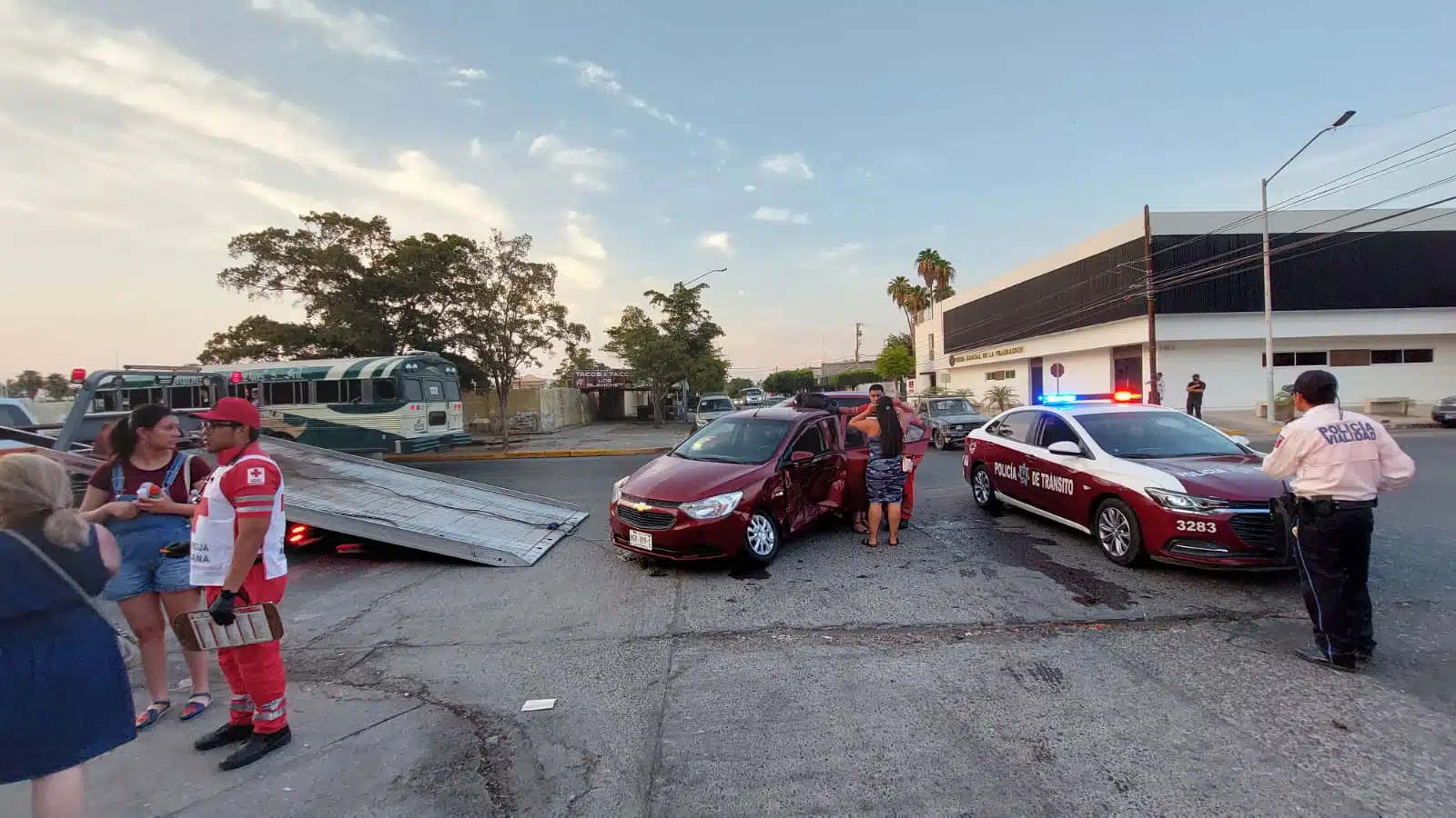 Choque entre dos autos en céntrico crucero de Los Mochis