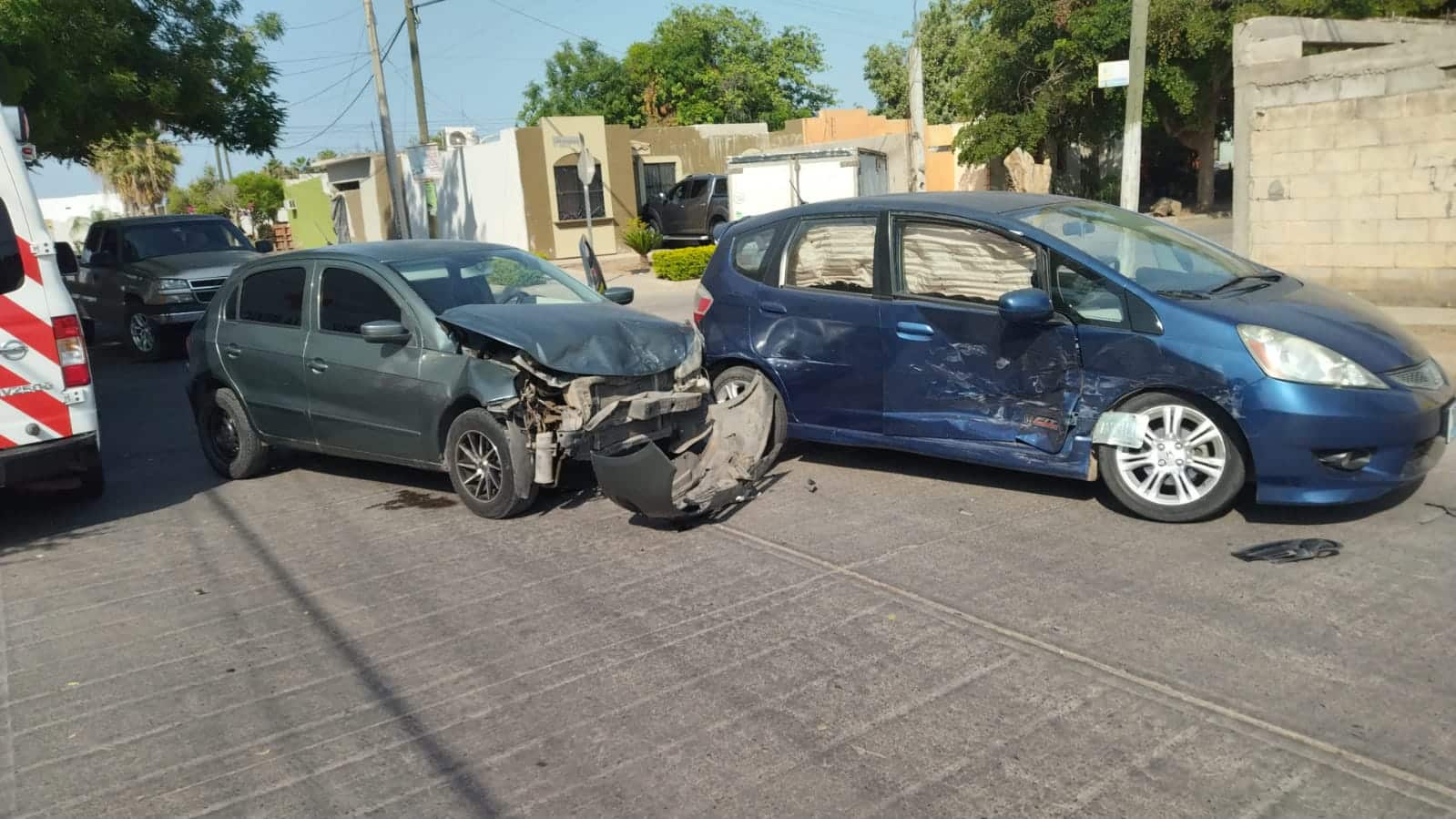 Vehículos chocan en crucero por no respetar el alto