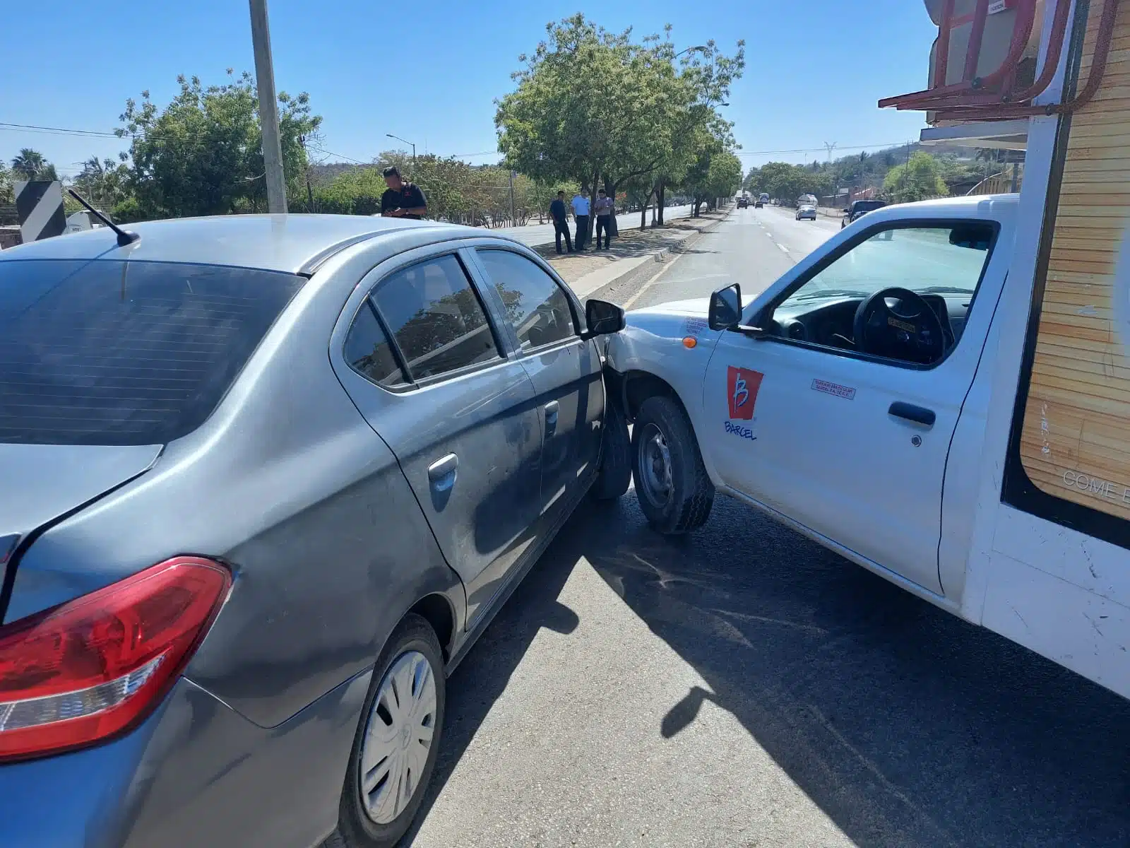 Choque entre vehículo y camioneta repartidora de botanas en Mazatlán