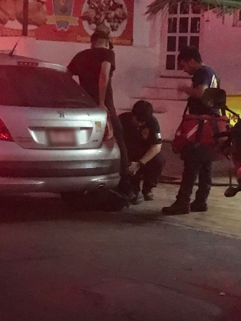 Ambulancia sobre avenida de Los Deportes en la colonia Tellerías de Mazatlán frente al viejo Acuario