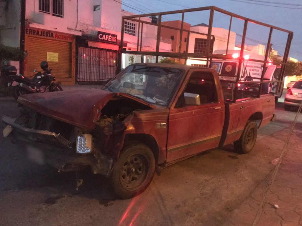 Ambulancia sobre avenida de Los Deportes en la colonia Tellerías de Mazatlán frente al viejo Acuario