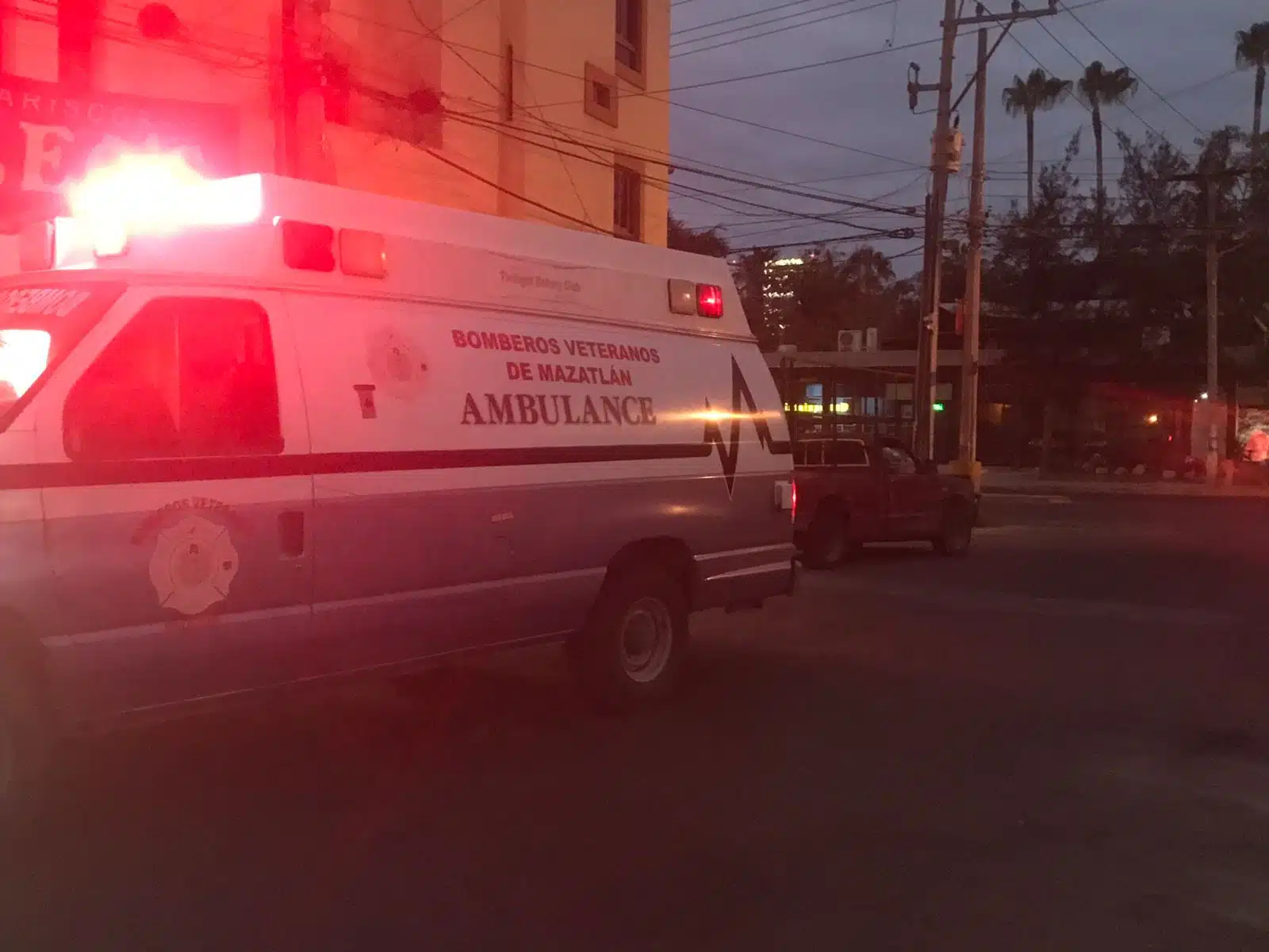 Ambulancia sobre avenida de Los Deportes en la colonia Tellerías de Mazatlán frente al viejo Acuario