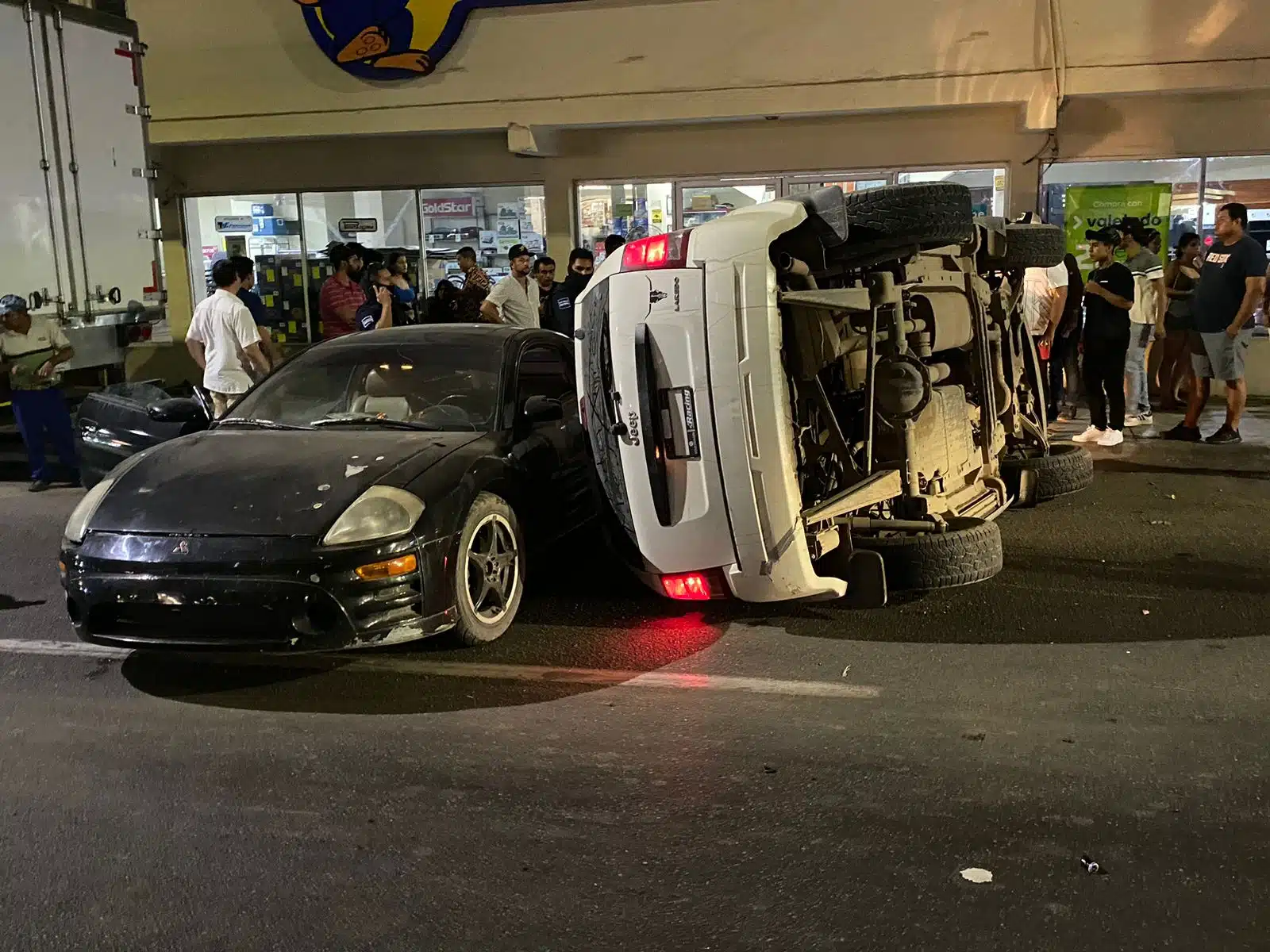 Choque y volcadura de dos vehículos en transitado bulevar de Mazatlán