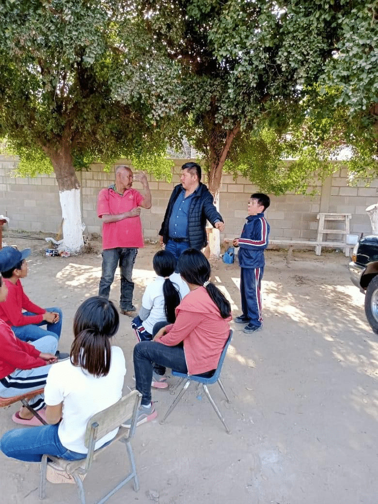 Alumnos y maestros se quedan sin electricidad y deciden continuar clases al aire libre