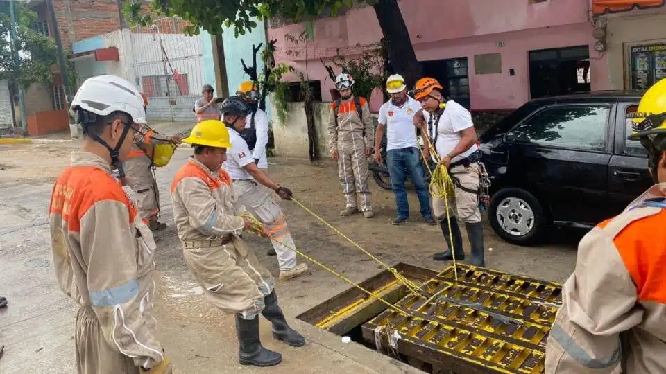 Coladera abierta “se traga” a un hombre en medio de las lluvias; ¡no lo han encontrado!