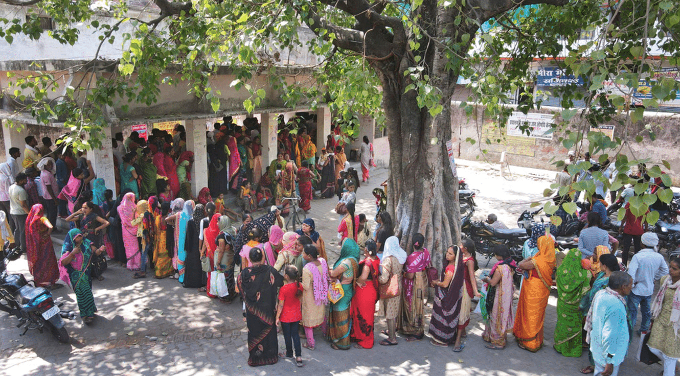 Colas fuera de hospital de India