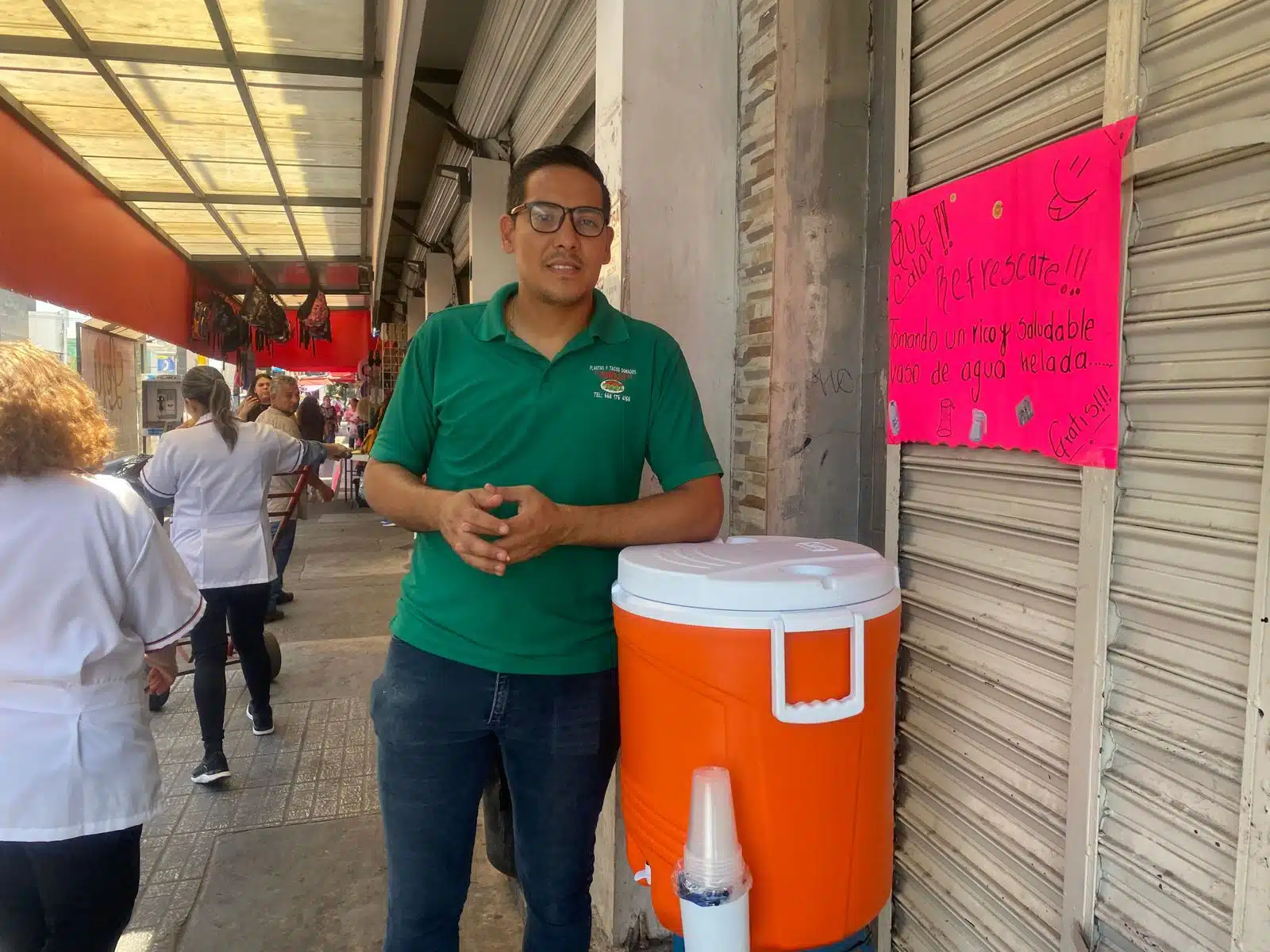 Comerciante de Los Mochis dona agua a transeúntes que pasan por el Centro