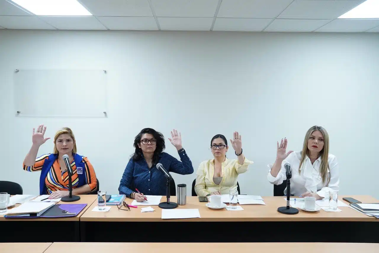 4 mujeres votando en la Comisión de Igualdad