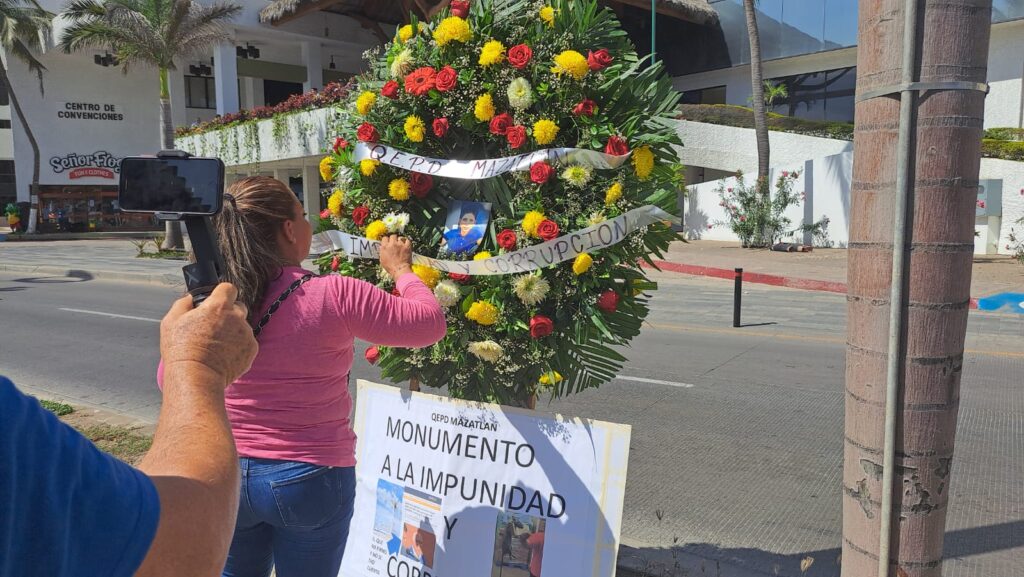 Como parte de la manifestación ciudadanos hicieron un momento a la impunidad al concluir la manifestación en Mazatlán