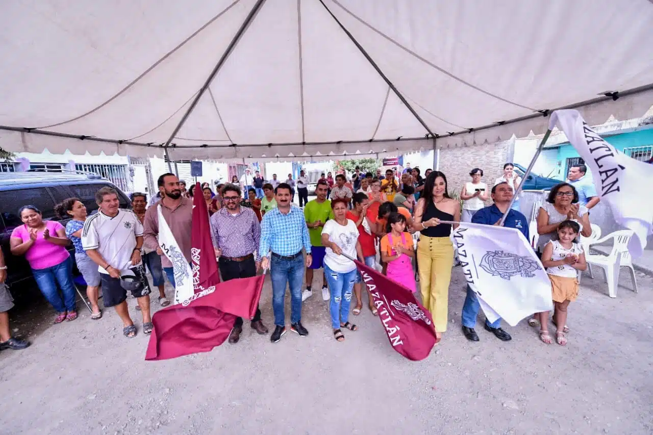 Con banderillas blancas y guindas autoridades de Mazatlán inauguran obras de la colonia Klein