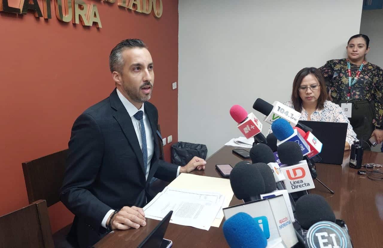 Conferencia de prensa del diputado del Partido Sinaloense Gene René Bojórquez Ruiz
