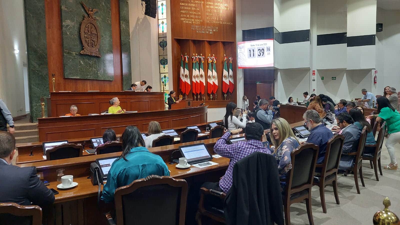 Vista trasera de diputados en el Congreso del Estado