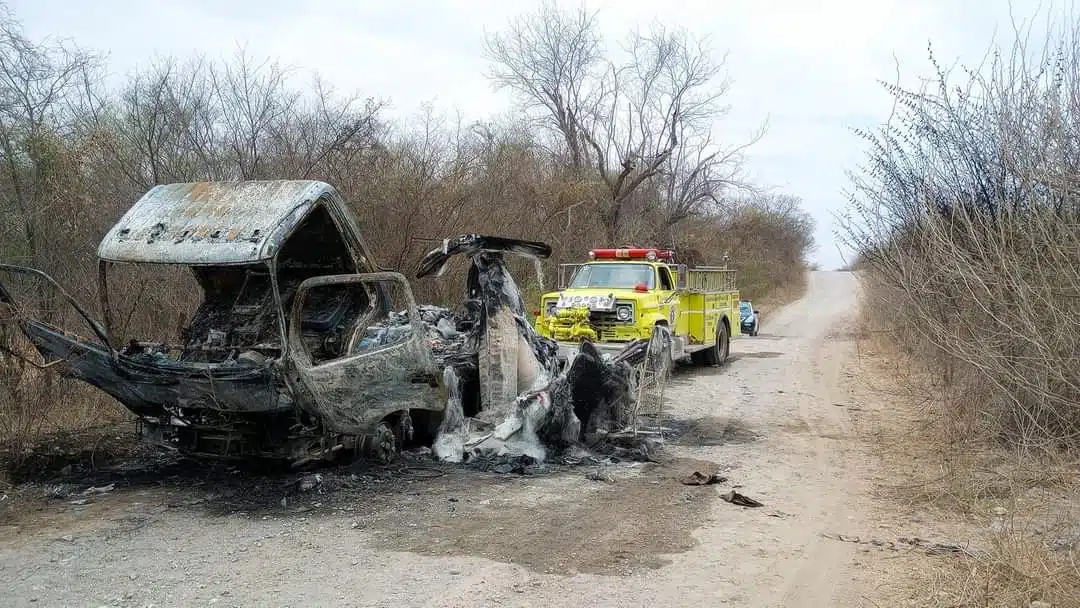 Consumida por el fuego luce una camioneta sobre un camino de terracería en el municipio de Sinaloa