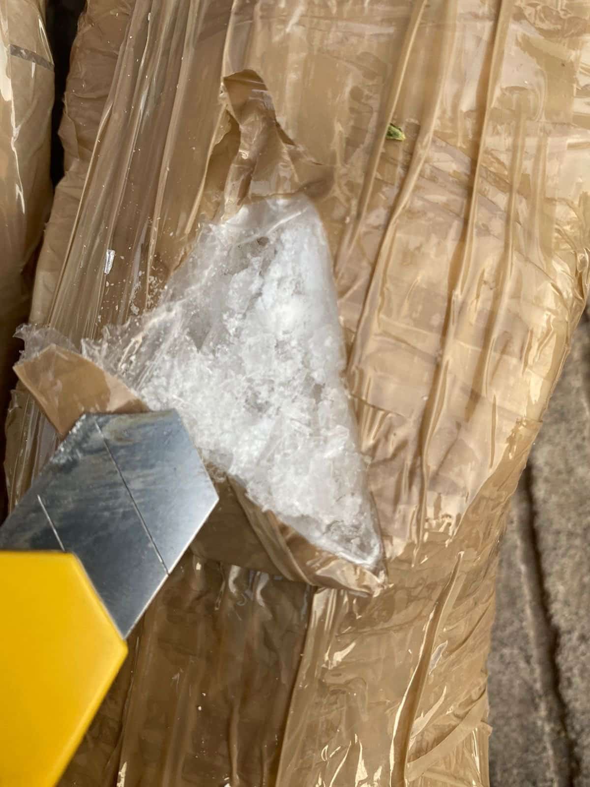 Paquete encintado de droga crystal
