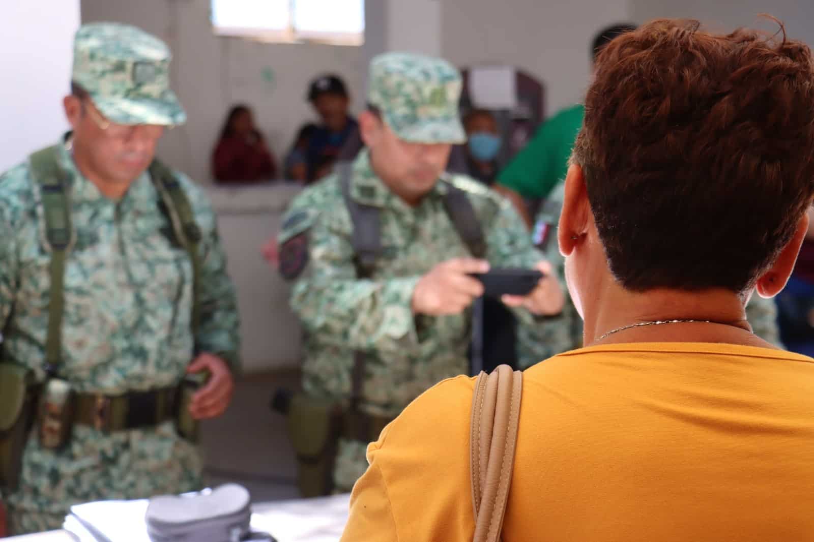 Madre y militares
