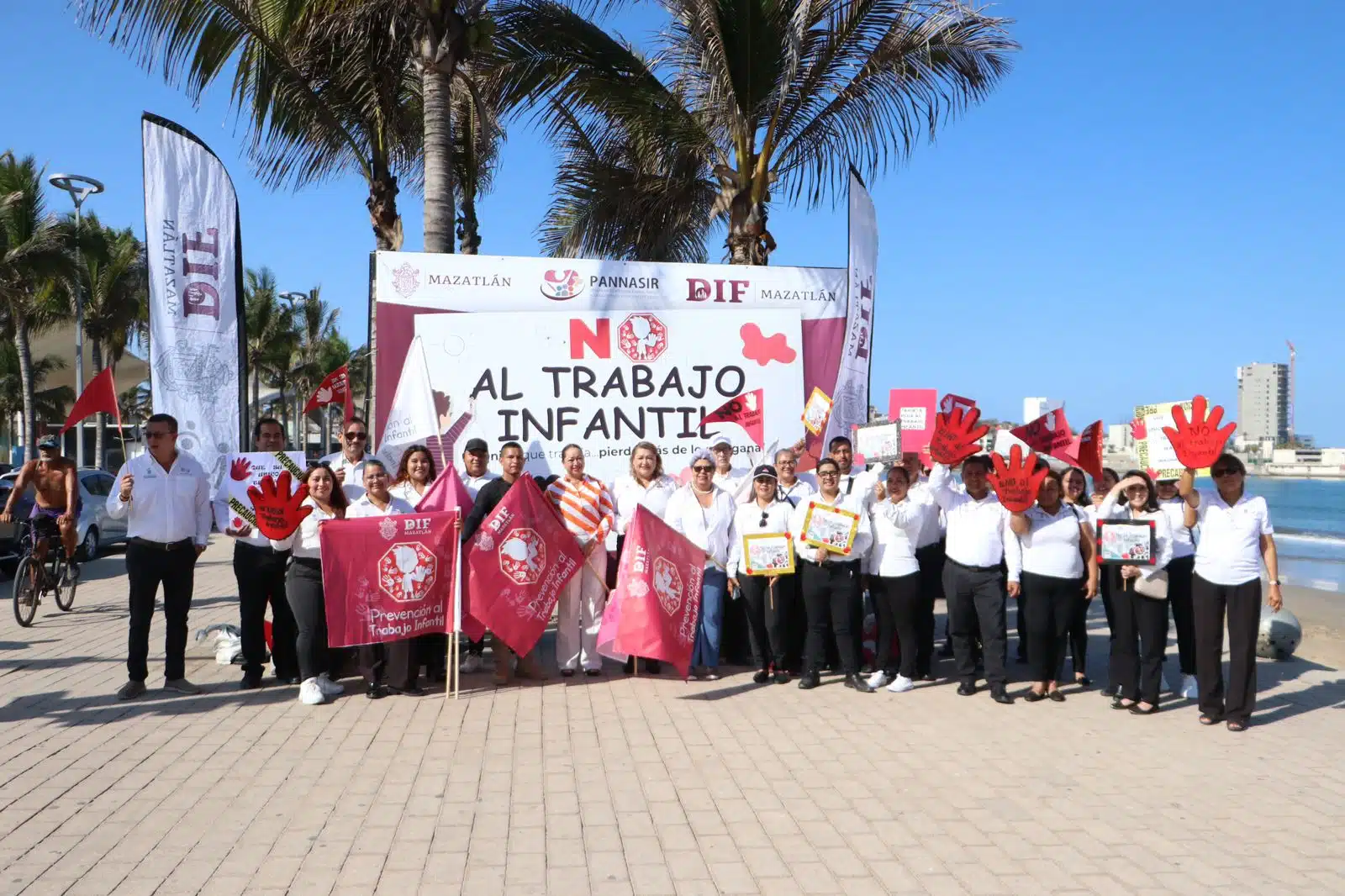 Voluntarios y trabajadores de DIF Mazatlán en campaña en contra del trabajo infantil donde participan ciudadanos