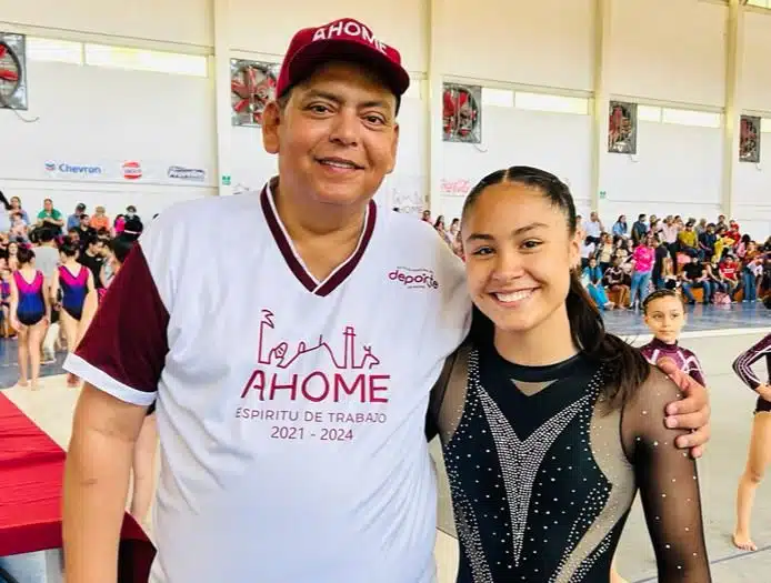 La joven gimnasta Daniela Juárez Armenta acompañada de Felipe Juárez director del IMDA Ahome