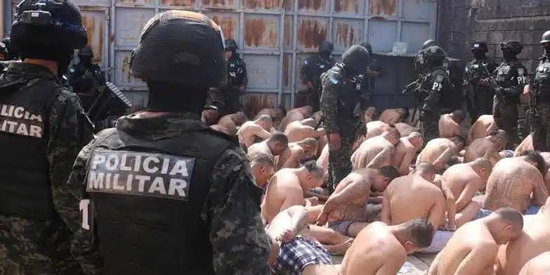 Decomisan armas dentro de cárceles en Honduras, tras matanza de 46 reclusas