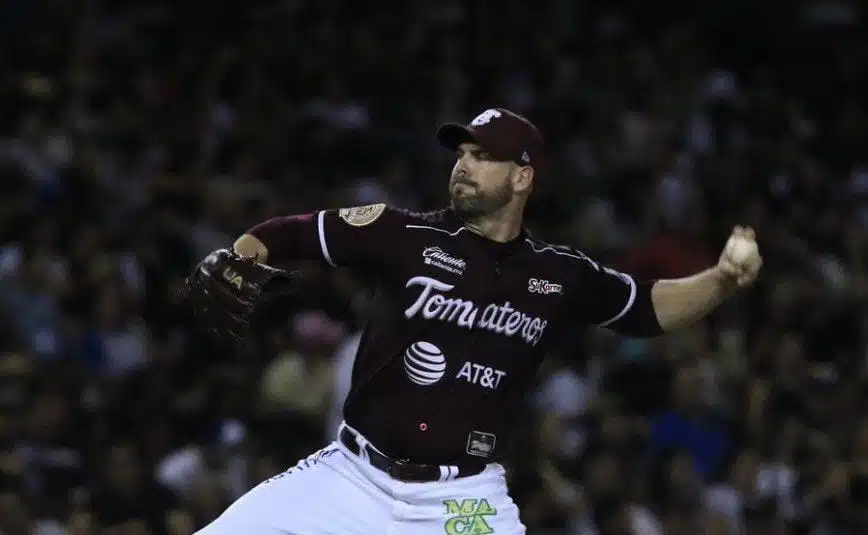 Derrick Loop pichando con Tomateros de Culiacán en la LMP