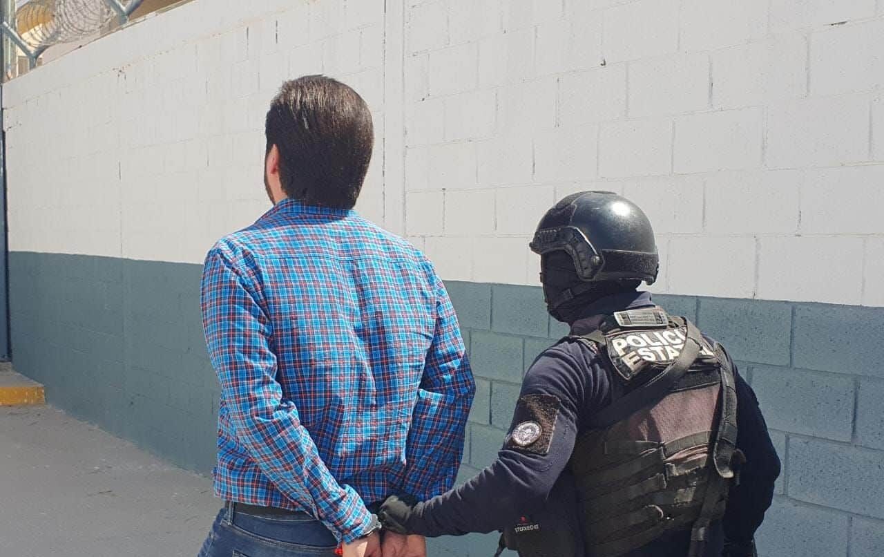 Quería entrar al penal y lo aseguran policías; tenía orden de aprehensión