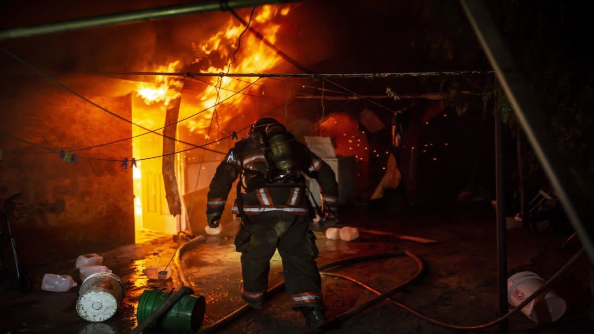 Detienen a joven mujer por incendiar una casa y dos vehículos propiedad de su pareja