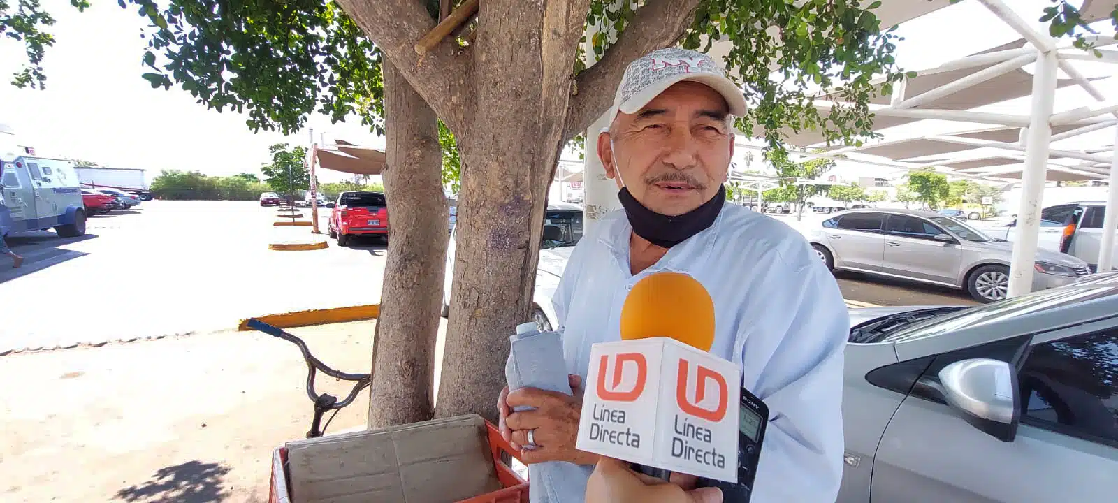 Don Leoncio trabaja como viene-viene en el estacionamiento de un supermercado en Los Mochis