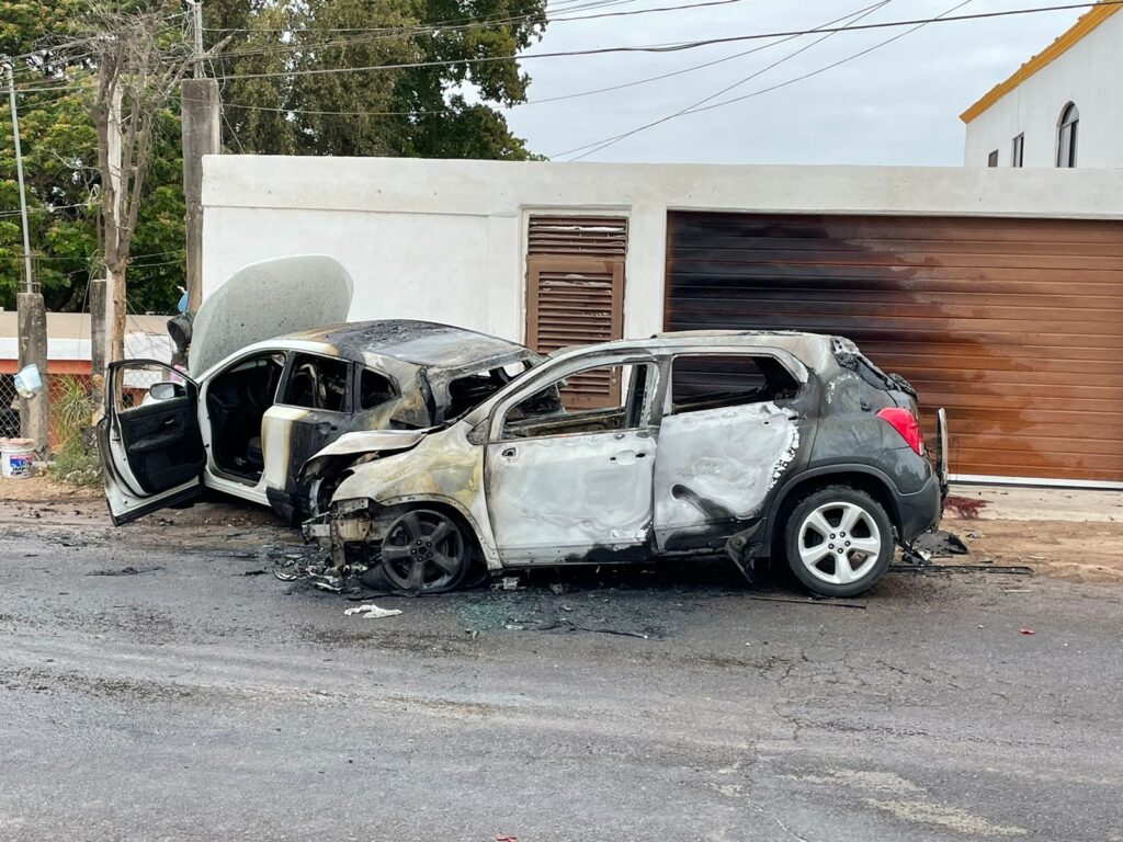 Dos autos terminaron calcimados tras chocar entre sí luego de que uno de estos atropellara a una mujer sobre la Culiacancito en Culiacán