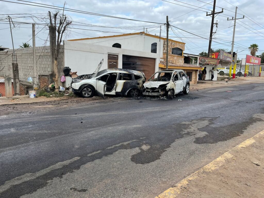 Dos autos terminaron calcinados tras chocar entre sí luego de que uno de estos atropellara a una mujer sobre la Culiacancito en Culiacán