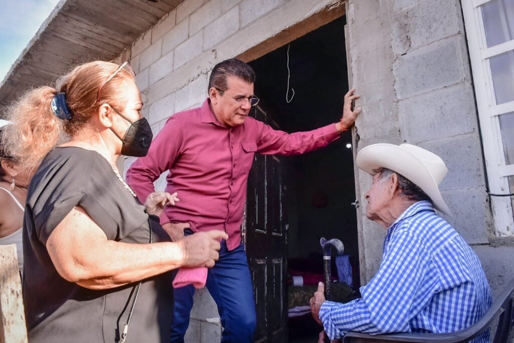 Édgar González Zataráin visita la colonia Montebello en Mazatlán