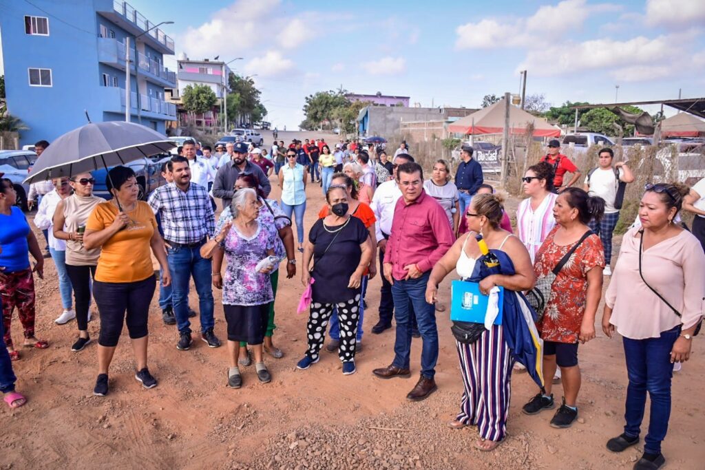 Édgar González Zataráin visita la colonia Montebello en Mazatlán