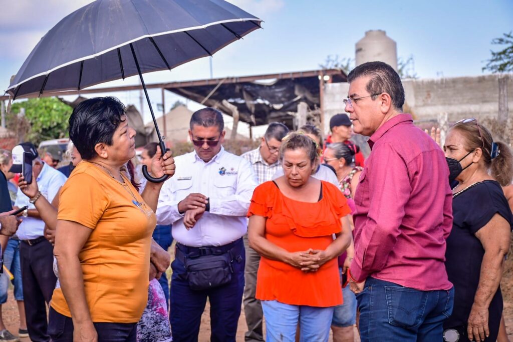 Édgar González Zataráin visita la colonia Montebello en Mazatlán