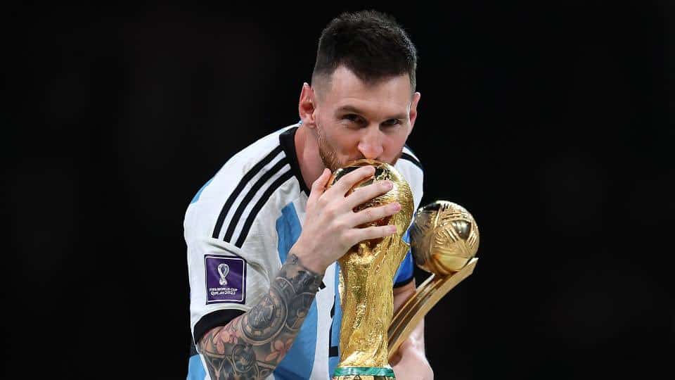 El argentino Lionel Messi besa la copa del Fifa World Cup Qatar 2022