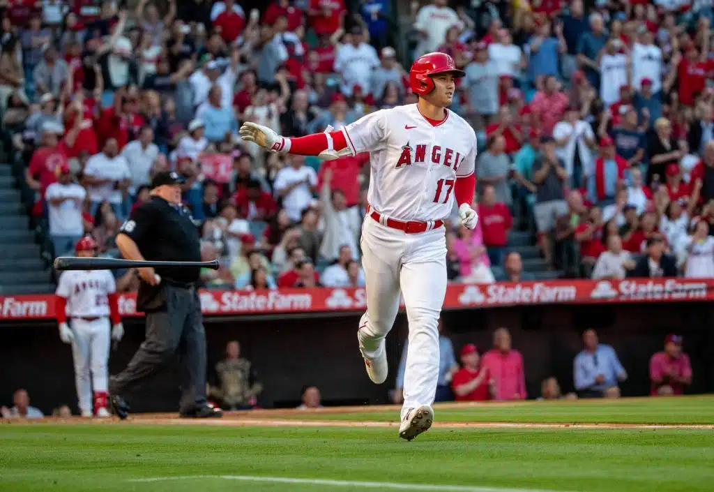 El beisbolista japonés Shohei Ohtani corriendo en señal de victoria en el campo de juego