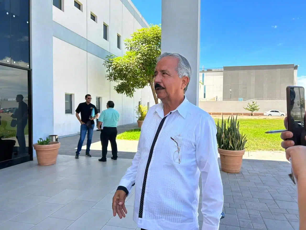 El exalcalde de Culiacán Jesús Estrada Ferreiro al exterior del Centro de Justicia Penal y Oral zona centro