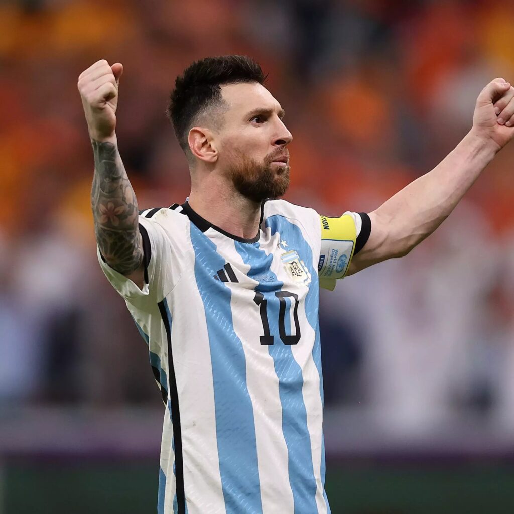 El futbolista argentino Leonel Messi levanta los brazos en señal de victoria tras ganar un juego
