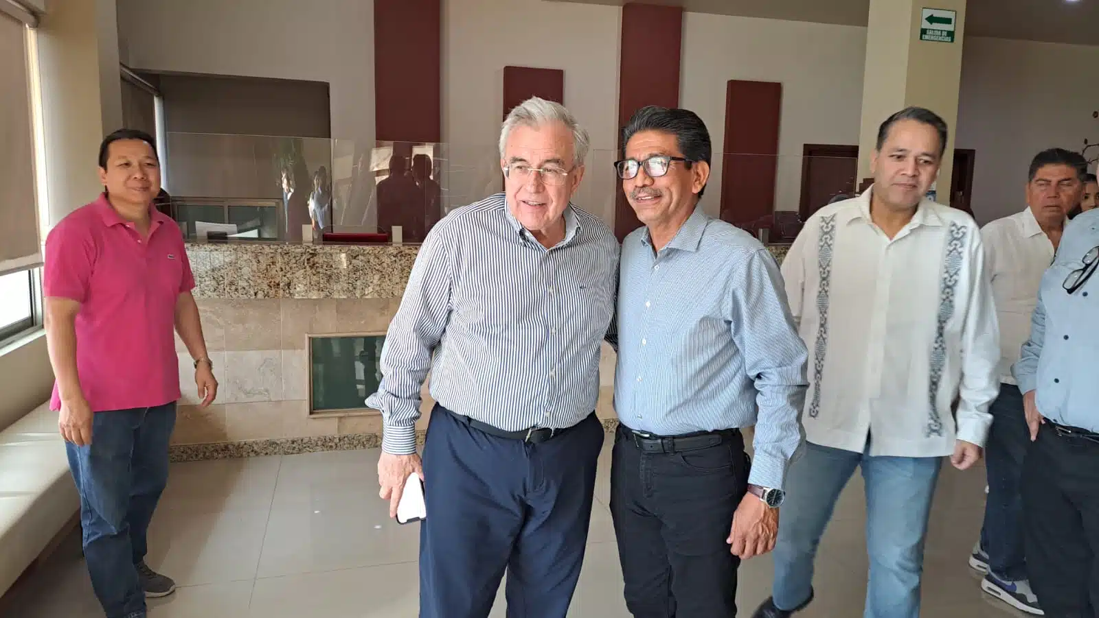 El gobernador de Sinaloa Rubén Rocha Moya acompañando al alcalde de Guasave Martín Ahumada Quintero