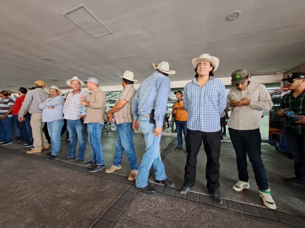 En línea recta y a metros del acceso del Aeropuerto Internacional de Culiacán productores mantienen bloqueo y manifestación por precios justos para sus cosechas