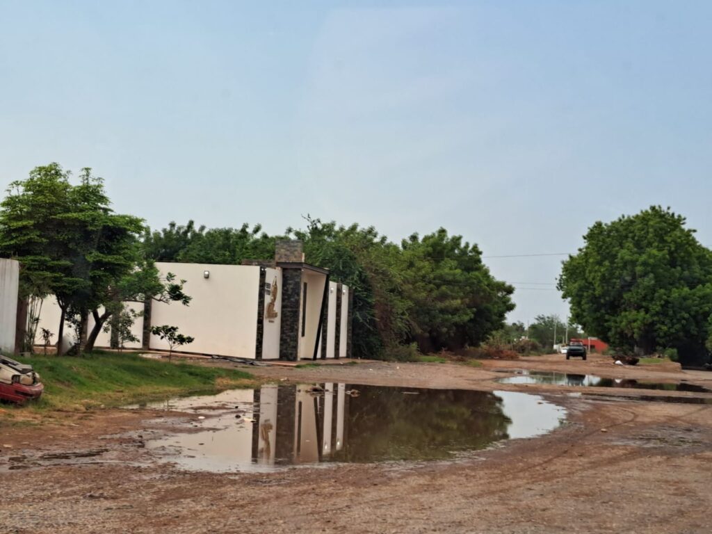Encharcamiento de agua tras lluvias en Guasave