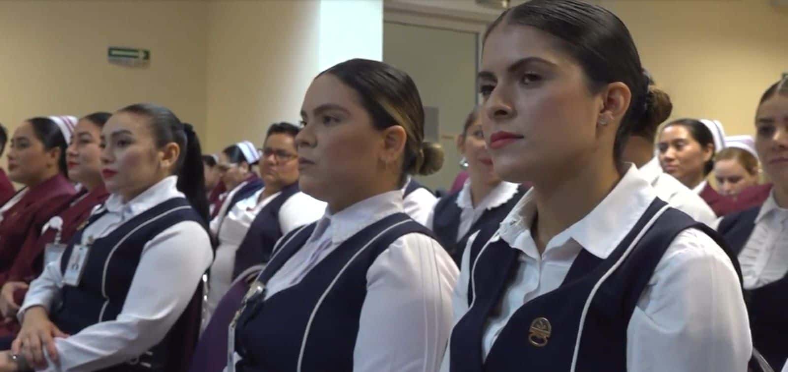 Varias personas sentadas con uniforme