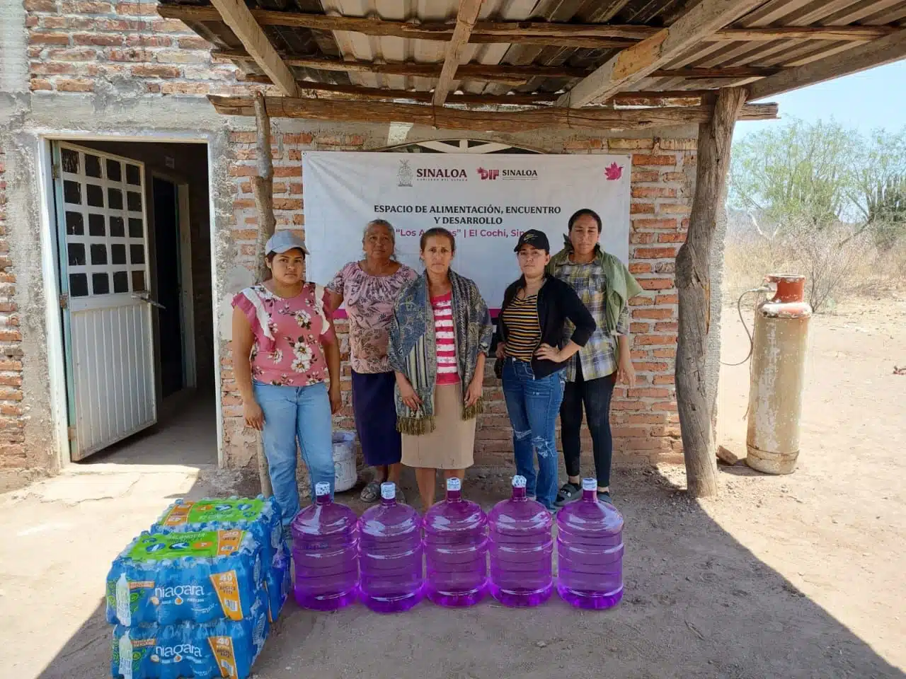DIF Sinaloa inició la entrega de agua donada durante el Aquatón 2023