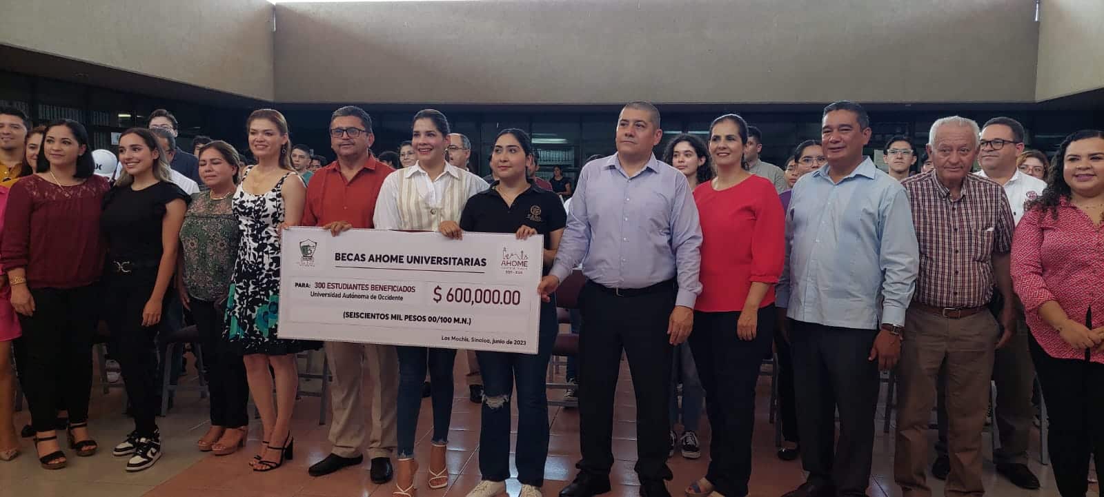 Entrega de becas a estudiantes de la Universidad Autónoma de Occidente