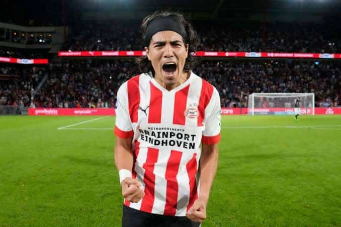 Un hombre con playera de un equipo de futbol festejado