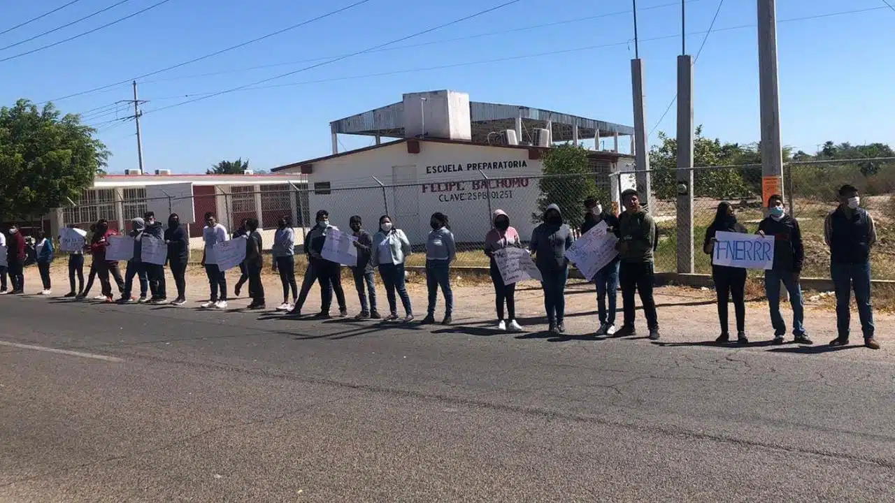 En dos diferentes ocasiones estudiantes y maestros se manifestaron pacíficamente sobre la carretera Los Mochis-El Fuerte